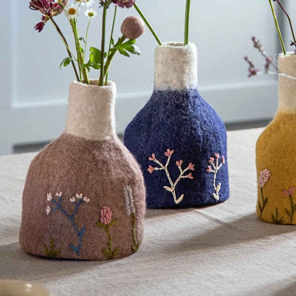 Vases en feutrine avec broderies