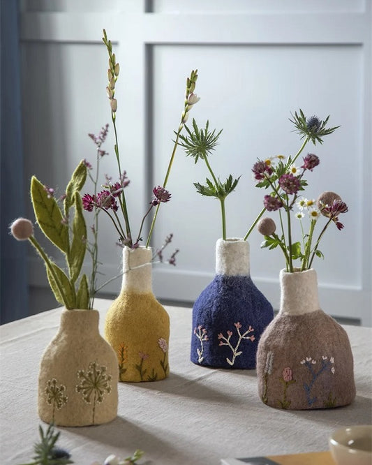 Vases en feutrine avec broderies