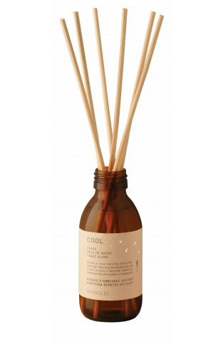 Parfum d'ambiance avec diffuseur mikado 150ml Flacon en verre ambré et bâtons de rotin. Il est composé de parfum fabriqué à Grasse, d'huiles essentielles, d'alcool végétal et d'eau purifiée des Alpes. Parfum d'ambiance avec diffuseur fabrication artisanale française en Provence. Made in France 