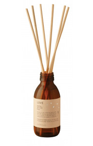 Parfum d'ambiance avec diffuseur mikado 150ml Flacon en verre ambré et bâtons de rotin. Il est composé de parfum fabriqué à Grasse, d'huiles essentielles, d'alcool végétal et d'eau purifiée des Alpes. Parfum d'ambiance avec diffuseur fabrication artisanale française en Provence. Made in France 