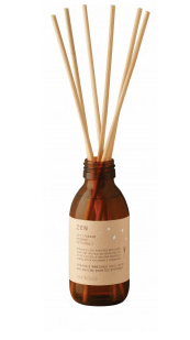 Parfum d'ambiance avec diffuseur mikado 150ml Flacon en verre ambré et bâtons de rotin. Il est composé de parfum fabriqué à Grasse, d'huiles essentielles, d'alcool végétal et d'eau purifiée des Alpes. Parfum d'ambiance avec diffuseur fabrication artisanale française en Provence. Made in France 