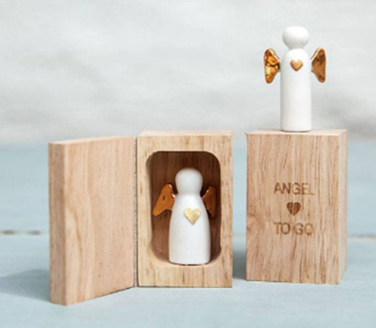 Ange gardien en porcelaine dans coffret en bois