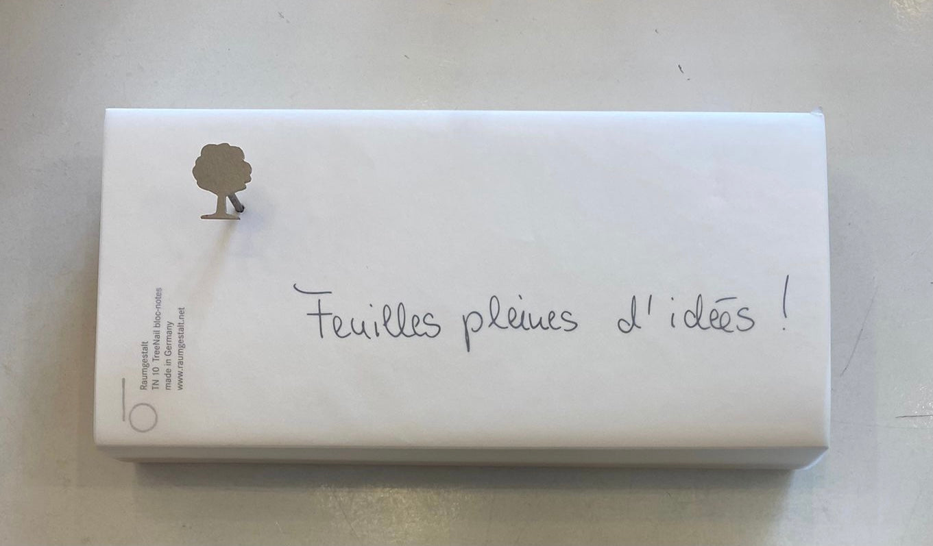 Bloc notes décoratif sur un support de chêne avec un clou décoratif "arbre"