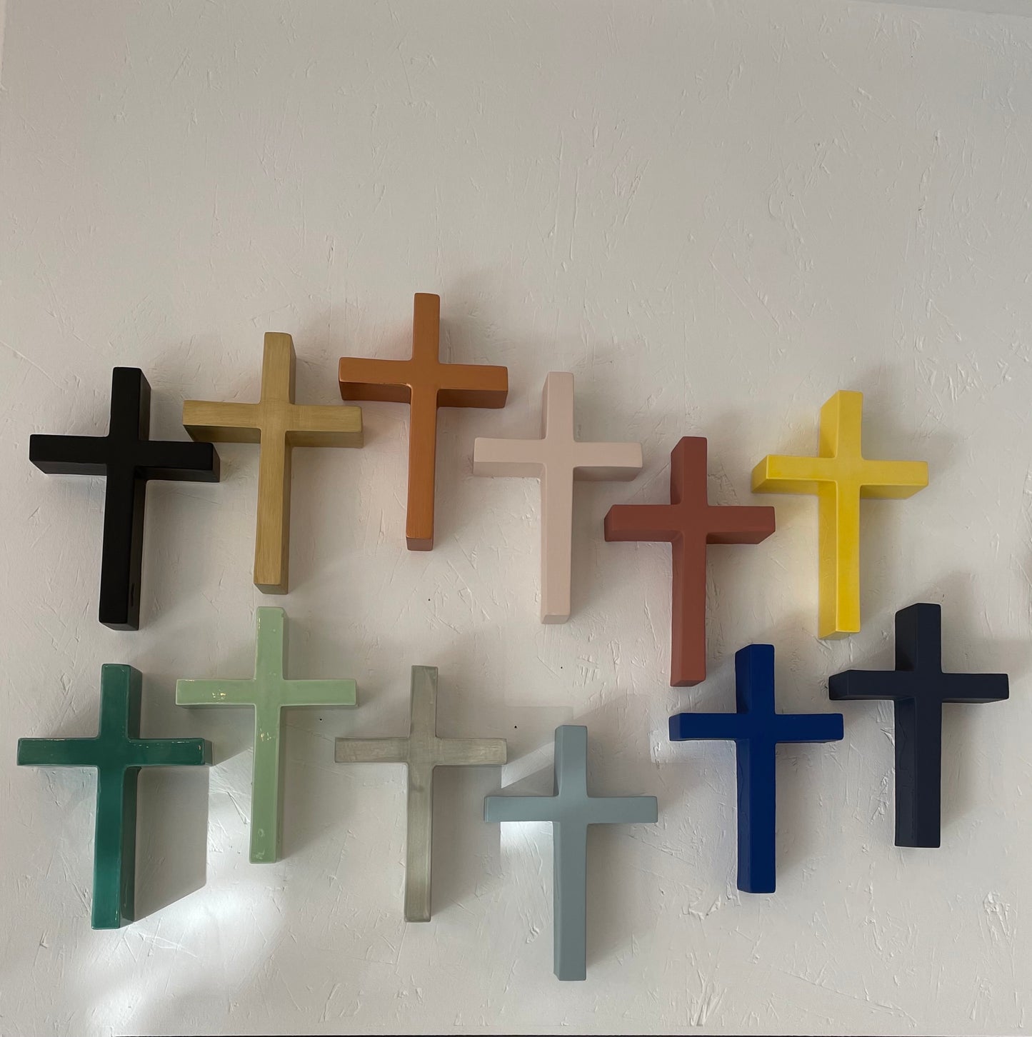 Croix en céramique émaillée au design contemporain